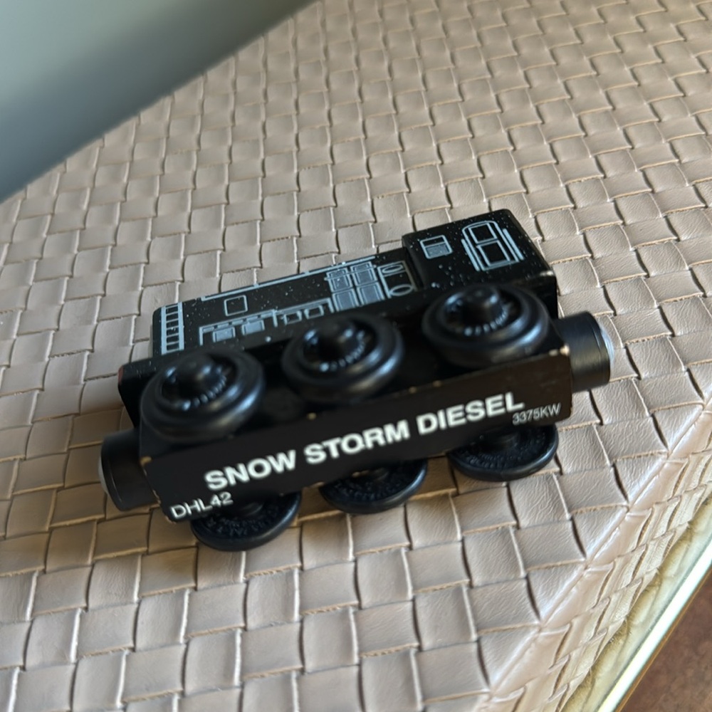 Thomas & Friends Wooden Railway Dustin and the Sodor Storm Team -  Diesel - Picture 4 of 9